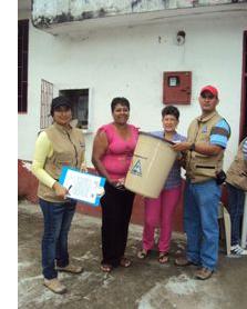 entrega de canecas -alexandra Bravo 1