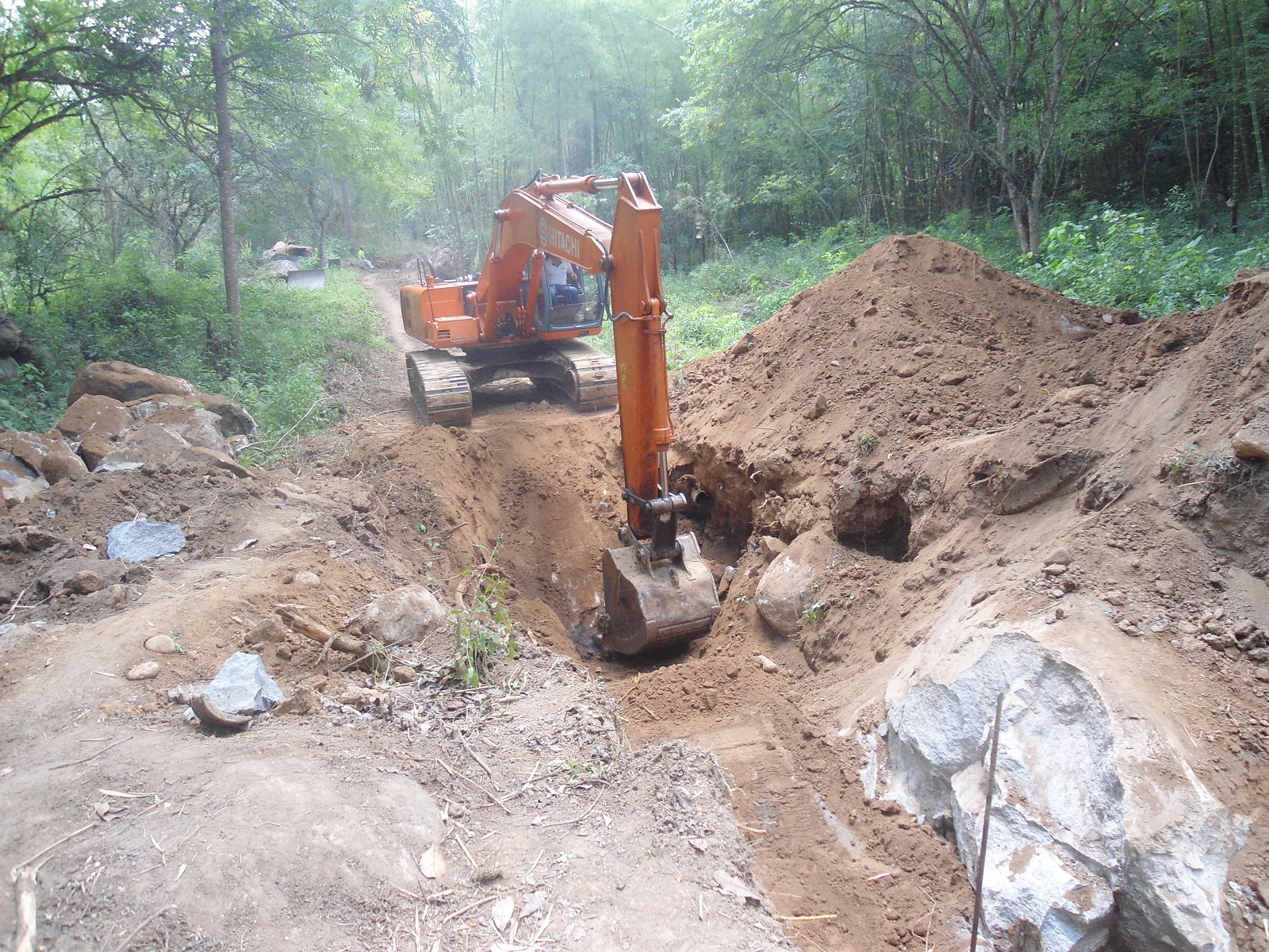 A buena marcha construccion de alcantarillado en Garzon
