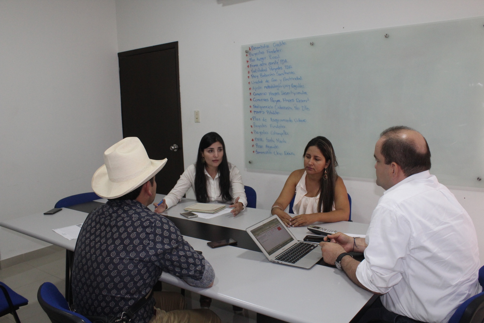 Aguas del Huila y el alcalde de Isnos hacen seguimiento al Plan Maestro de Acueducto y Alcantarillado