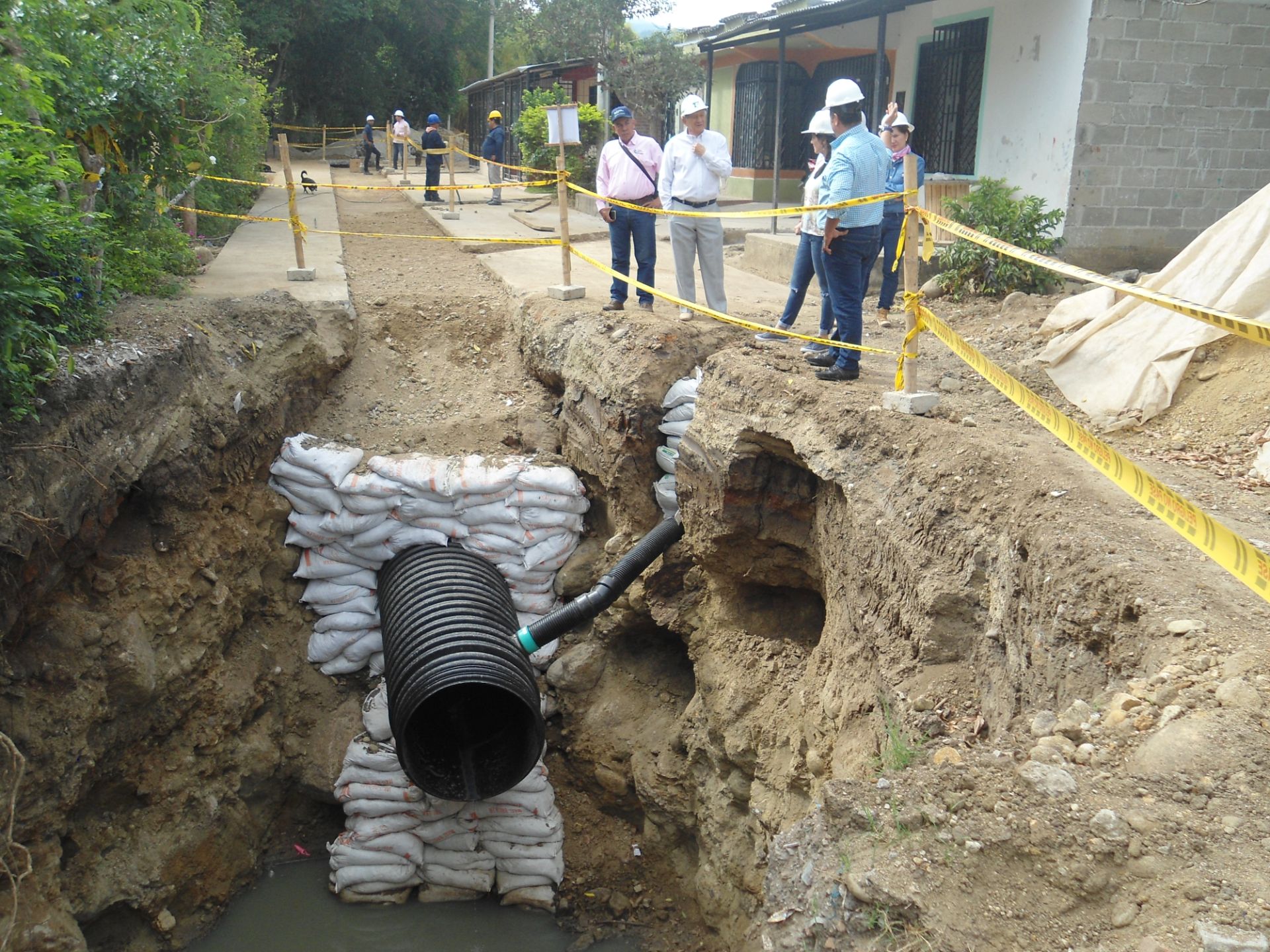 Sin contratiempos avanza construccion de colectores en Garzon